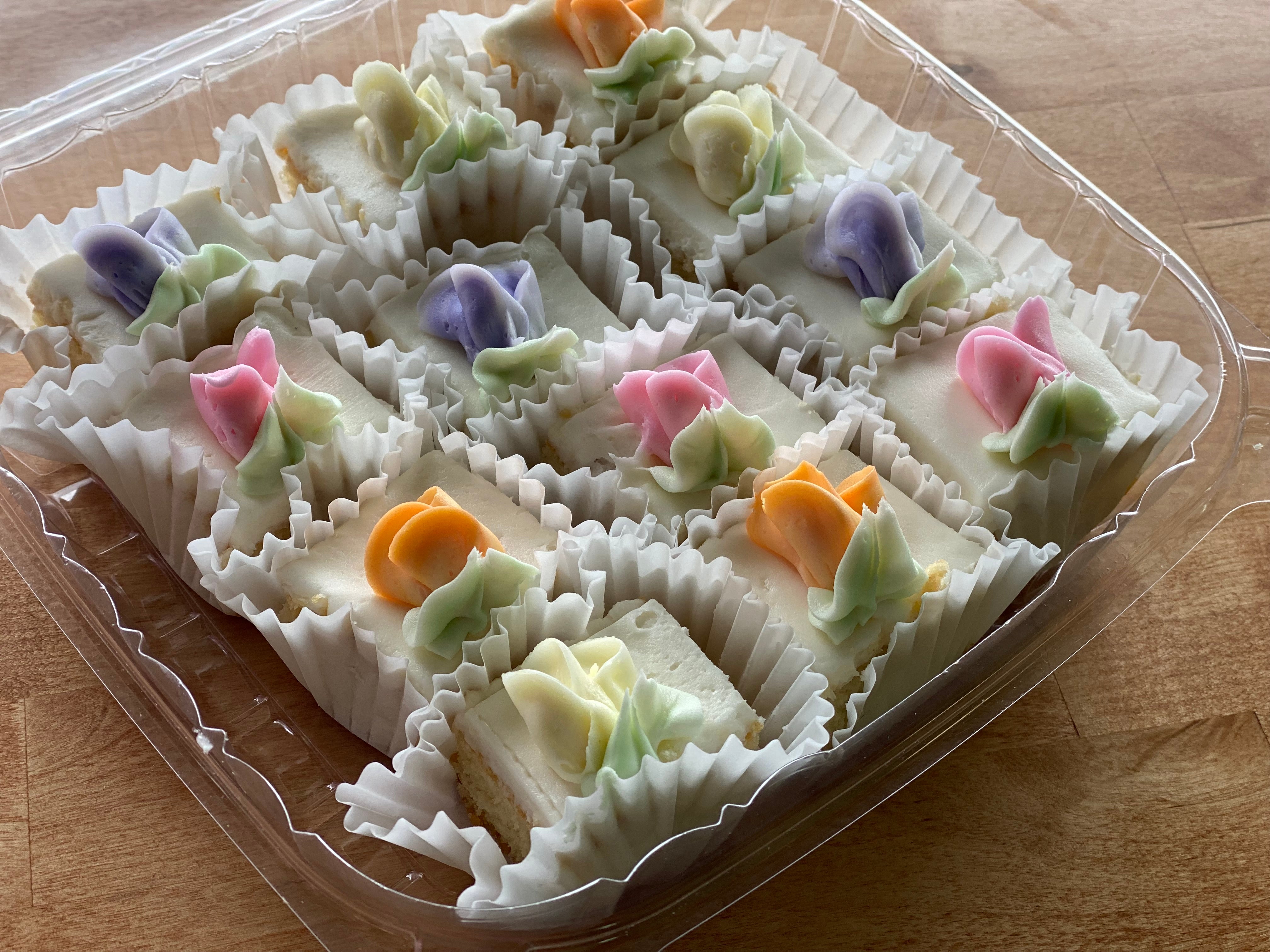 Clay's　–　Bakery　Flower　Fours　Petit　Buds